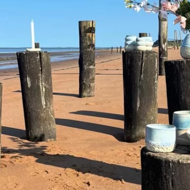 Håndlavet keramik sat op på pæle på Hjerting strand