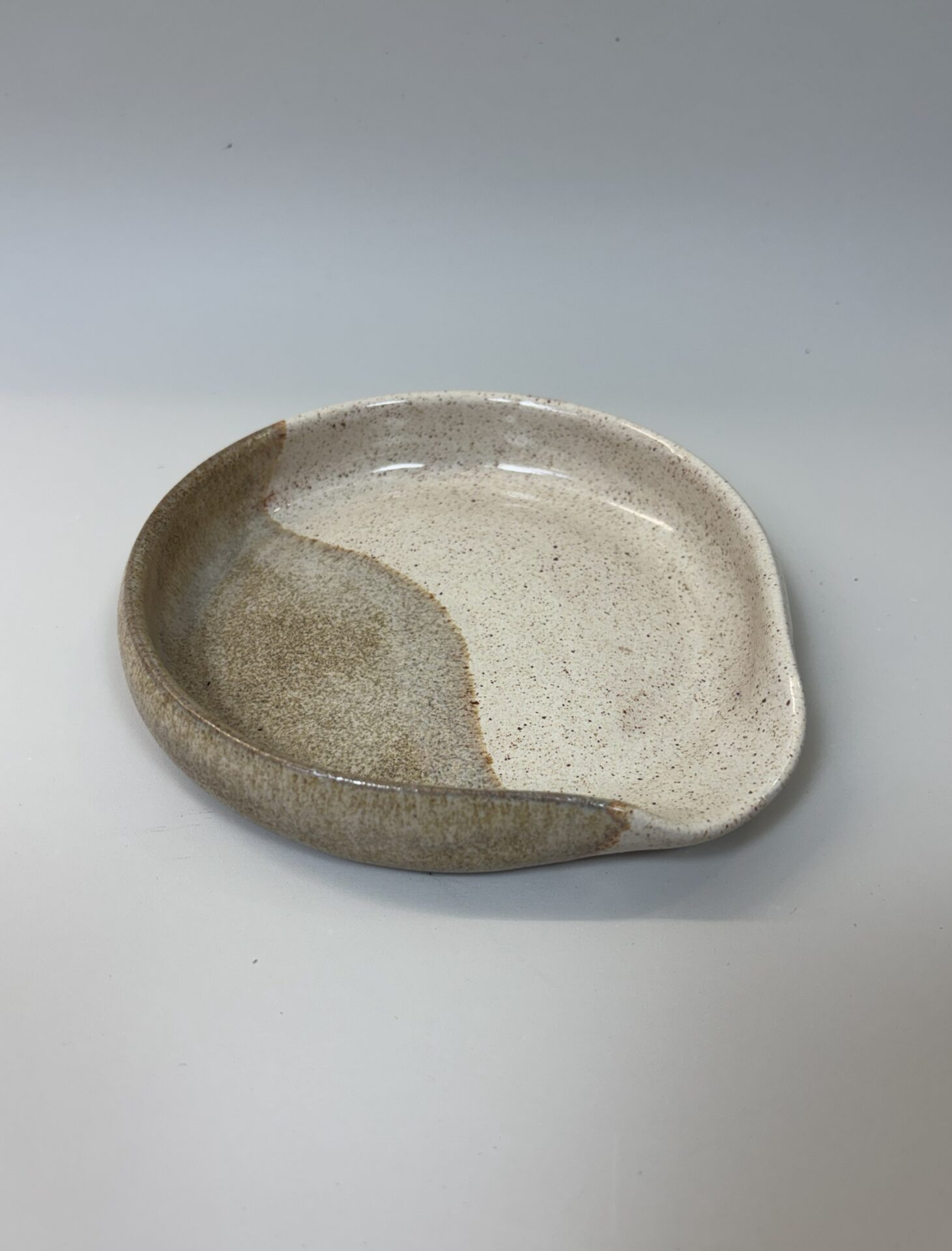 Spoon Rest keramik – håndlavet skeholder i stentøj sand/creme