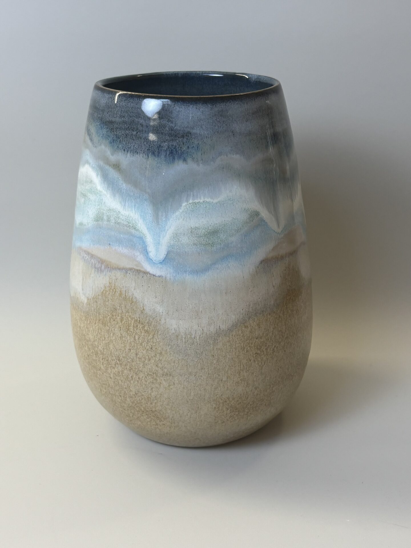 Fanø vase – 19 cm | Håndlavet keramik vase, blå/sand