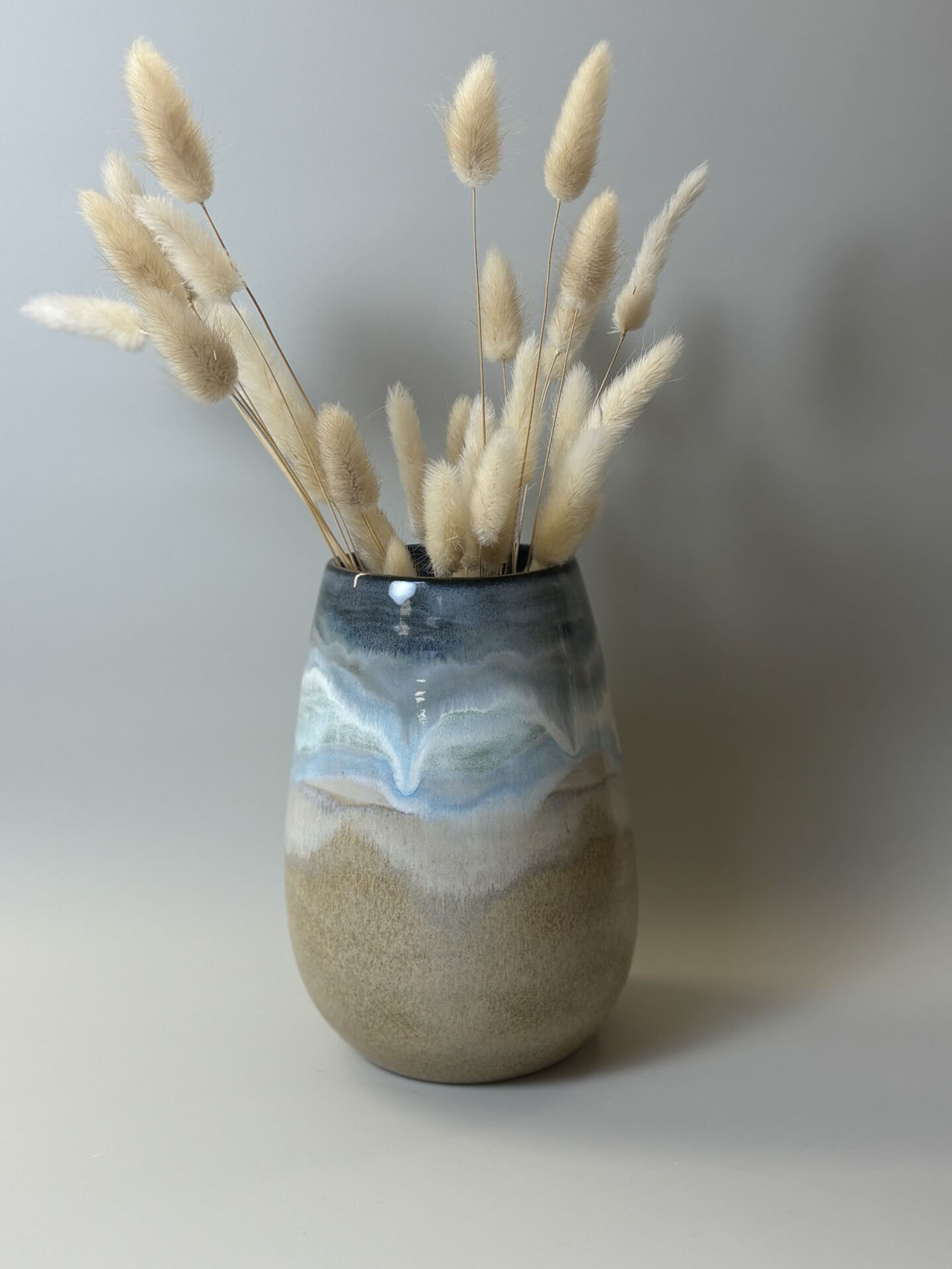 Fanø vase – 19 cm | Håndlavet keramik vase, blå/sand - Billede 2
